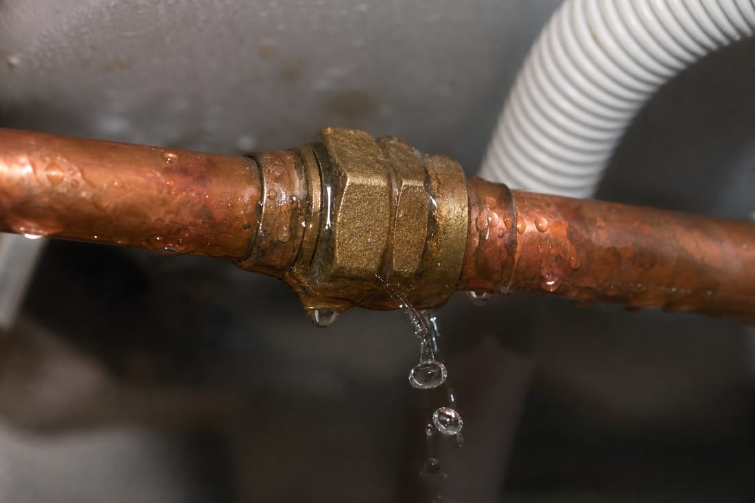Beispiel: Wasseraustritt an einer Rohrverbindung unter der Spüle