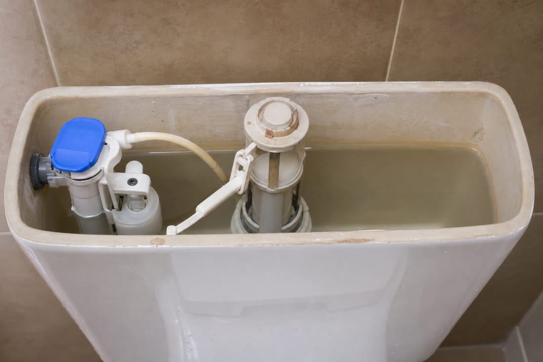 Beispiel: Spülkastenmechanik geöffnet bei einer WC-Reparatur